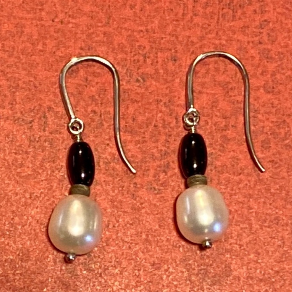 VINTAGE 925SS IMPERIAL PEARL SYNDICATE GENUINE AKOYA PEARL/ONYX EARRINGS